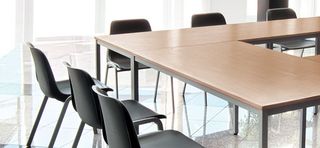 Stoly pro kanceláře a konferenční sály